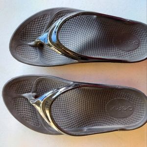 Oofos Oolala thong black size 8